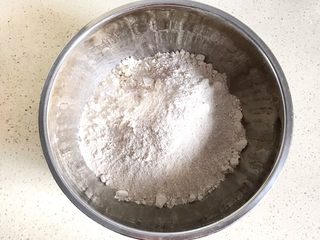 6、麦麸葱油花卷,白面粉和麦麸混合均匀