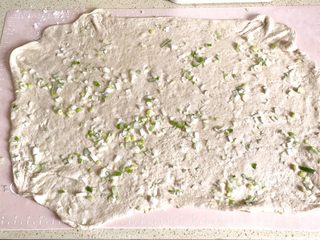 14、麦麸葱油花卷,同样的方法，摊匀另外一边，使得葱油均匀