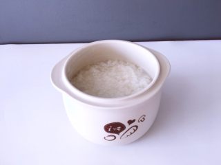 3、早餐+营养早餐鸡蛋玉米羹,有炖煮锅可以直接大米放入加上水，定时一小时白粥就好了，如果没有可以用普通锅大米放入，加入水，大火煮沸后转小火煮，直到大米煮开花即可