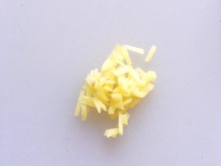 4、早餐+营养早餐鸡蛋玉米羹,将生姜去皮洗净后切碎