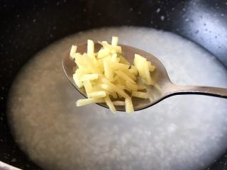 5、早餐+营养早餐鸡蛋玉米羹,将煮好的粥放入锅中加入生姜