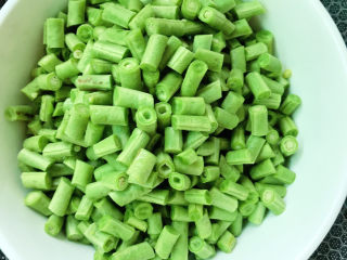 2、土豆焖饭,豇豆洗干净后切丁