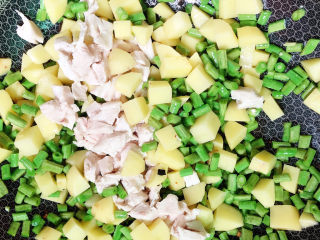 7、土豆焖饭,炒香后放入鸡胸粒