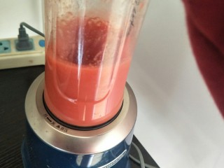 6、草莓奶昔????—少女心爆棚,继续榨30秒