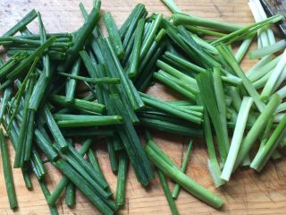 3、葱油拌面,葱切成5厘米长的葱断