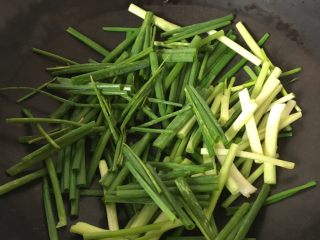 4、葱油拌面,葱先下锅炒去水份