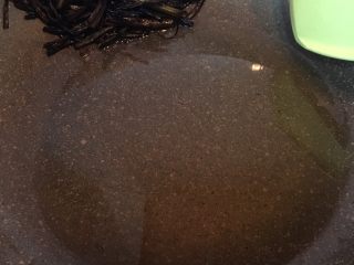 6、葱油拌面,熬到葱变枯，葱香味出来后捞出葱