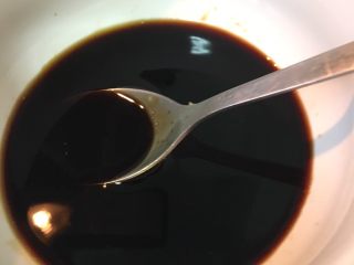 7、葱油拌面,把生抽、老抽、料酒、糖放碗里调好