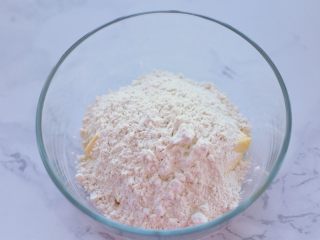2、奶油红豆派,加入过筛低粉、细砂糖和盐