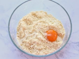 4、奶油红豆派,加入蛋黄和淡奶油