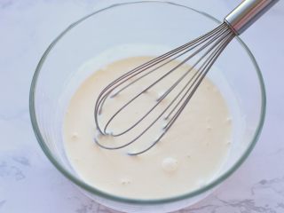 8、奶油红豆派,准备做奶油红豆馅:将淡奶油、炼乳和细砂糖混合搅拌均匀