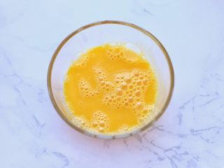 9、奶油红豆派,全蛋和蛋黄打散