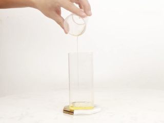 2、网红饮品—银河系水蜜桃，在家打造ins风,杯中倒入果糖