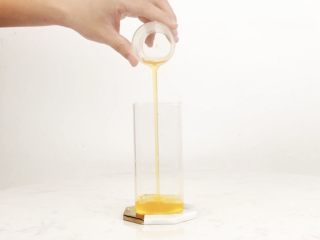 3、网红饮品—银河系水蜜桃，在家打造ins风,倒入水蜜桃糖浆