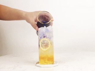 5、网红饮品—银河系水蜜桃，在家打造ins风,贴冰块倒入杯中