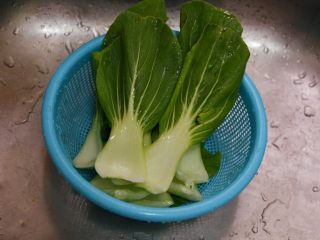 1、牛肉炒乌冬面,上海青洗净。