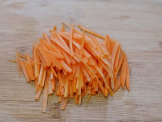 2、牛肉炒乌冬面,胡萝卜切丝。