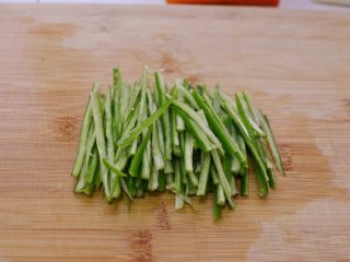 3、牛肉炒乌冬面,青椒切丝。