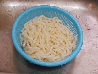 7、牛肉炒乌冬面,水开后放乌冬面煮一分钟就可以倒出来,过冷水防粘黏。