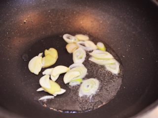 8、牛肉炒乌冬面,锅中底油烧热,放入葱姜蒜爆香。