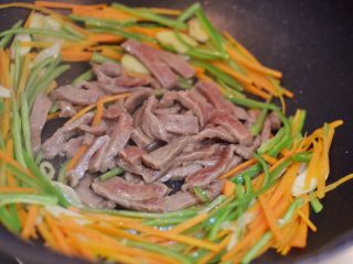 10、牛肉炒乌冬面,把青椒和胡萝卜拨到锅边,牛肉放中间,炒到还没有完全变色。