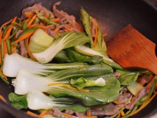 11、牛肉炒乌冬面,放入上海青。