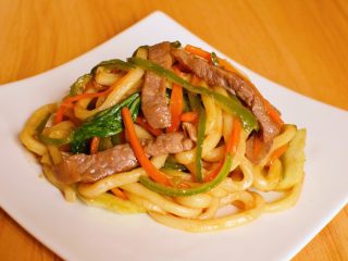 15、牛肉炒乌冬面,装盘。