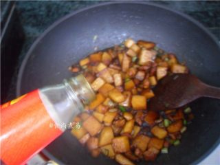 9、五花肉虾米萝卜焖饭,倒入蚝油、翻炒均匀