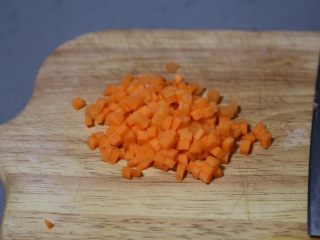 2、酱油蛋炒饭,胡萝卜切小丁