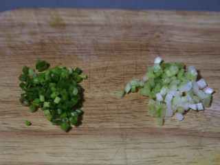 3、酱油蛋炒饭,葱白葱绿分开切碎