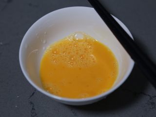 4、酱油蛋炒饭,鸡蛋打散在碗中
