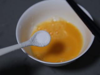 5、酱油蛋炒饭,调入少许盐