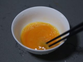6、酱油蛋炒饭,用筷子搅匀
