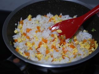 11、酱油蛋炒饭,接着加入米饭翻炒均匀