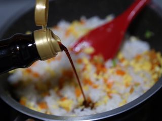12、酱油蛋炒饭,倒入酱油