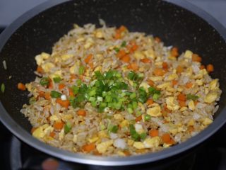 14、酱油蛋炒饭,最后调入少许盐，放入葱花