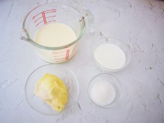 1、榴莲雪糕,准备好材料