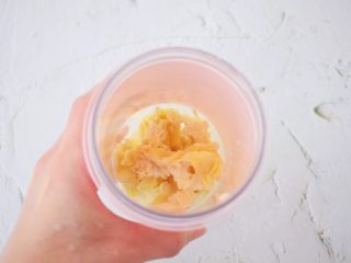 2、榴莲雪糕,榴莲去核后放入榨汁杯中