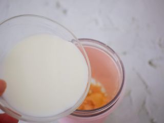 3、榴莲雪糕,加入牛奶