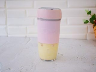 4、榴莲雪糕,启动榨汁杯打成果泥备用