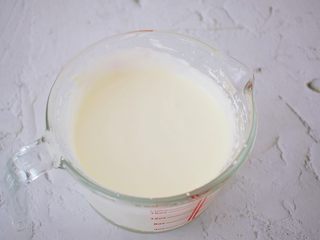 5、榴莲雪糕,淡奶油加入白糖，用电动打蛋器打发至有纹路还能流动的状态