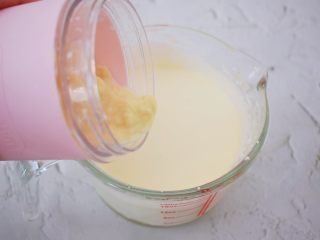 6、榴莲雪糕,把榴莲泥倒入打发好的淡奶油中