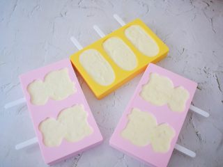 8、榴莲雪糕,将搅拌好的榴莲奶油糊均匀的倒入学厨雪糕模具中