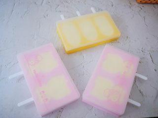 9、榴莲雪糕,盖上盖子放入冰箱冷冻一夜