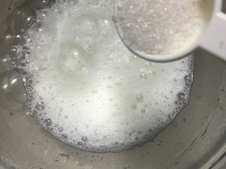 4、黑米蒸蛋糕,分离出来的蛋白分三次加入糖打发