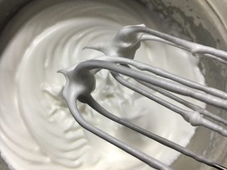 5、黑米蒸蛋糕,出现弯钩即可