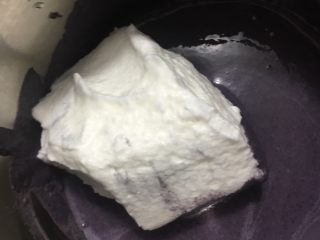 6、黑米蒸蛋糕,把蛋白糊放一勺到黑米糊里