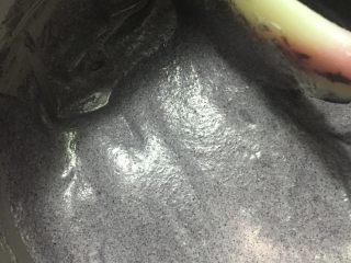 7、黑米蒸蛋糕,从下往上翻拌均匀