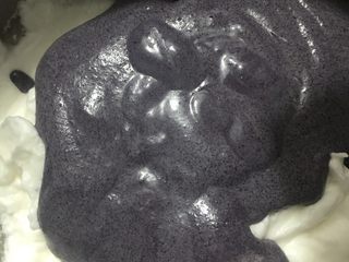 8、黑米蒸蛋糕,混匀的糊再倒回蛋白糊里