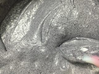 9、黑米蒸蛋糕,再次的翻拌均匀